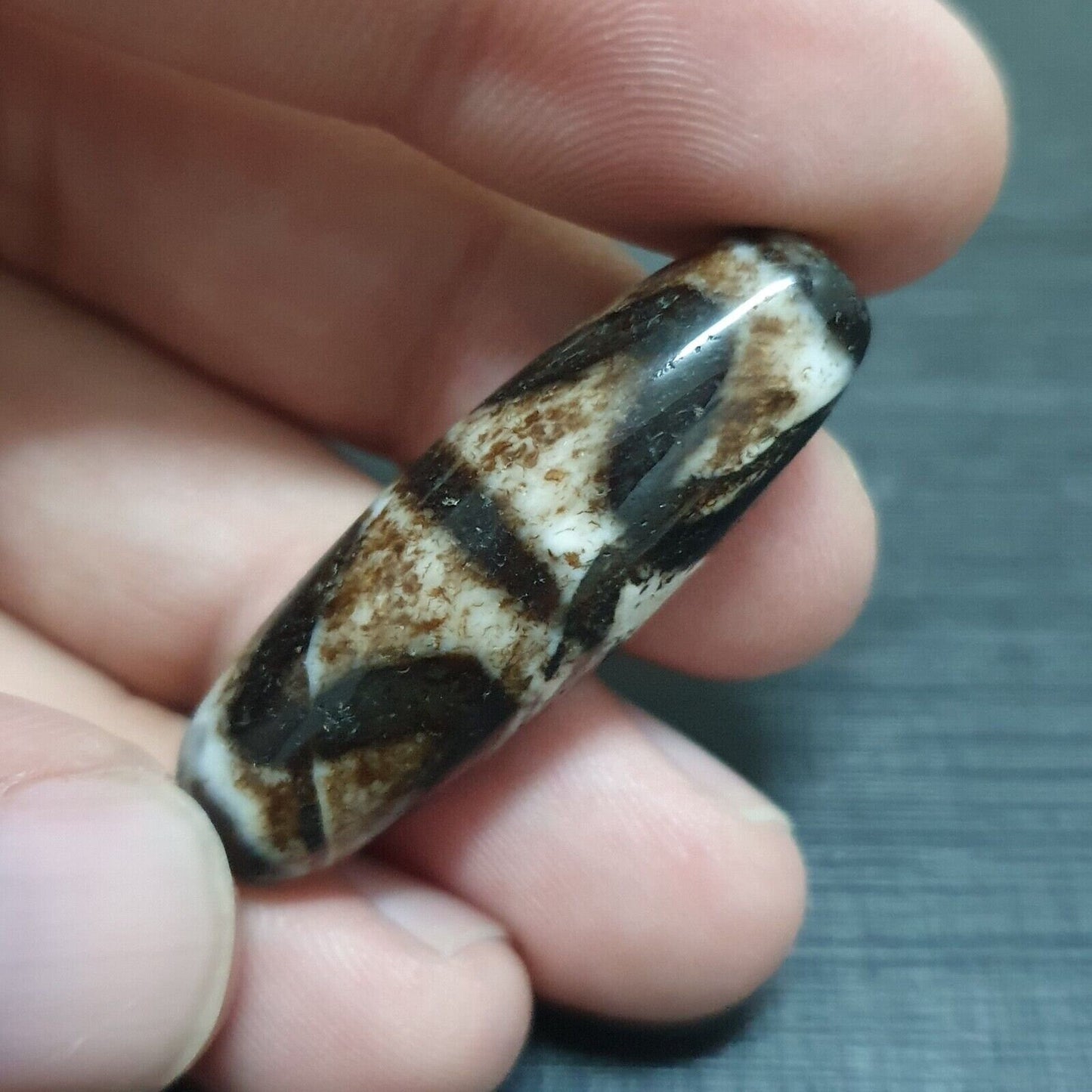 Rusted old himalayan indo tibetan agate dzi bead unique pattern