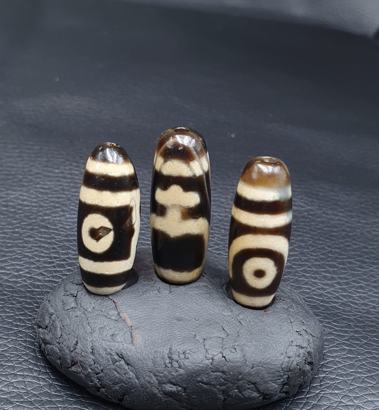 Himalayan indo tibetan eyes pattern agate dzi amulet bead lot 3 beads L3B