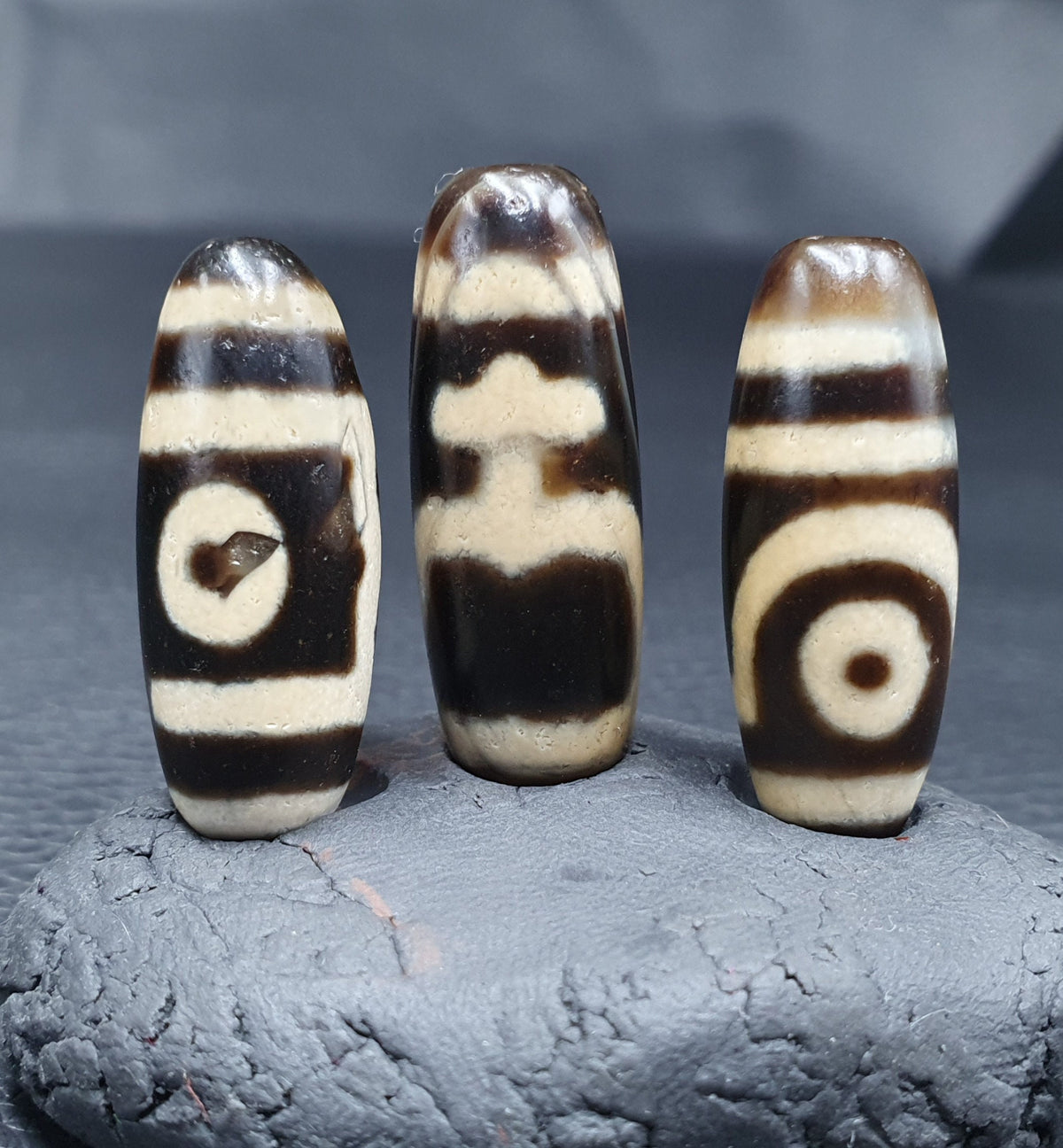 Himalayan indo tibetan eyes pattern agate dzi amulet bead lot 3 beads L3B