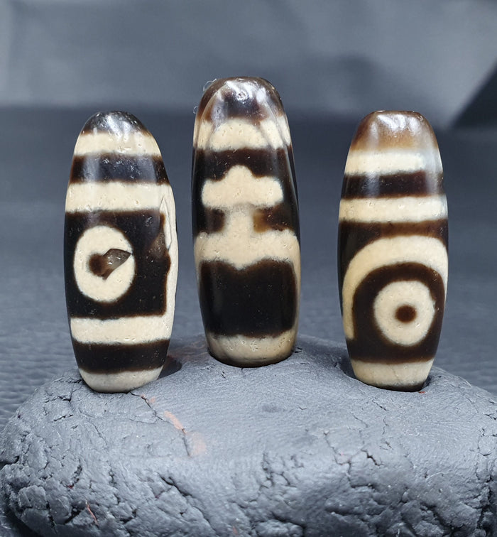 Himalayan indo tibetan eyes pattern agate dzi amulet bead lot 3 beads L3B