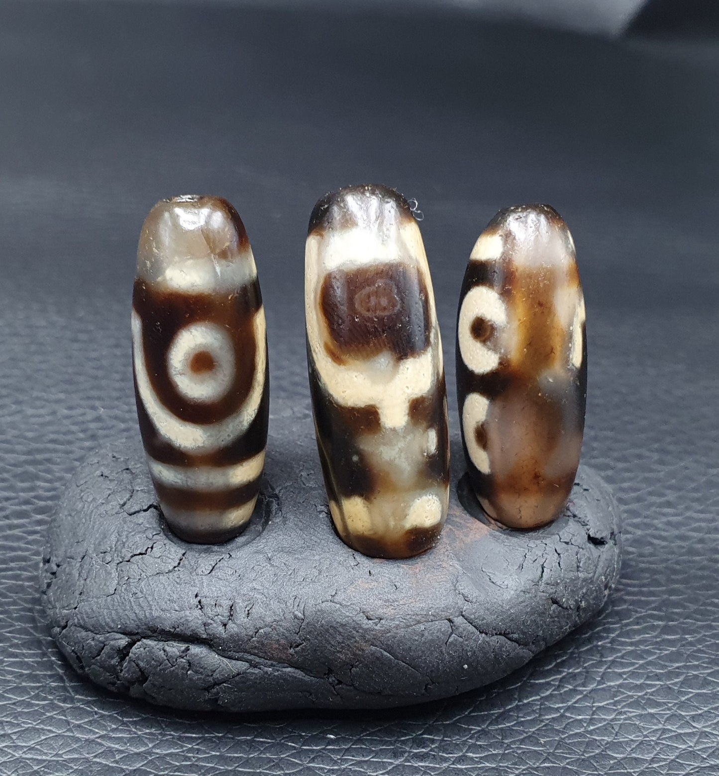 Himalayan indo tibetan eyes pattern agate dzi amulet bead lot 3 beads L3B