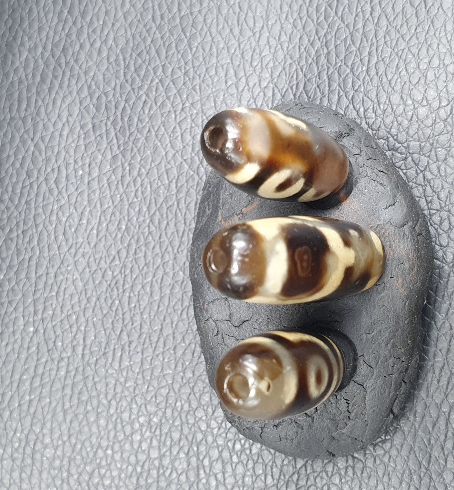 Himalayan indo tibetan eyes pattern agate dzi amulet bead lot 3 beads L3B