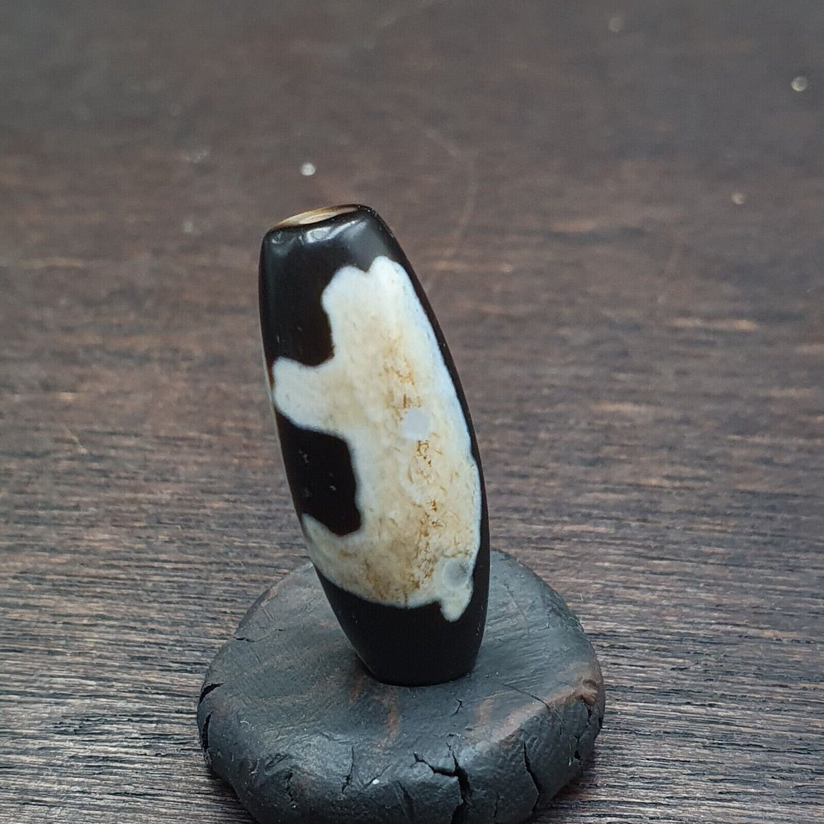 Very unique pattern vintage old indo tibetan natural agate pure 2 eyes