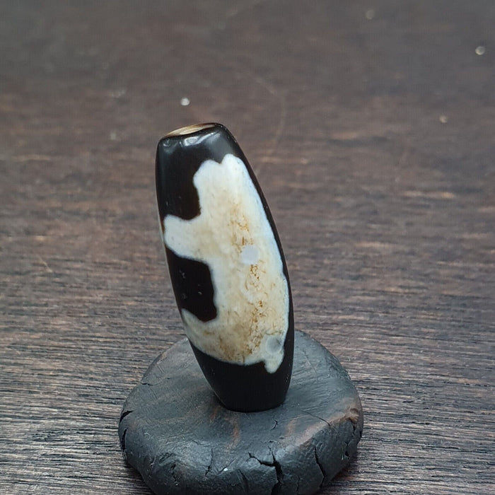 Very unique pattern vintage old indo tibetan natural agate pure 2 eyes