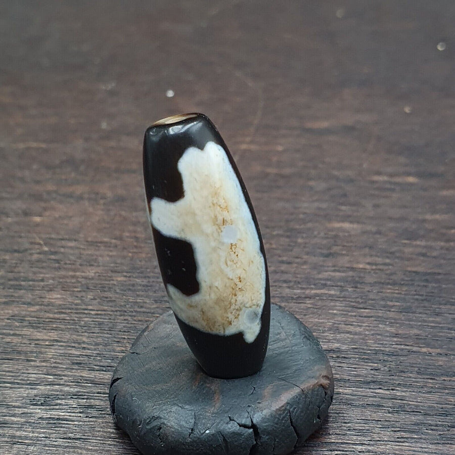 Very unique pattern vintage old indo tibetan natural agate pure 2 eyes
