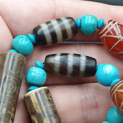 Very unique antique himalayan tibetan eye agate, with tibetan dzi beads necklace