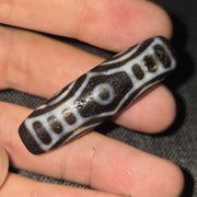 Vintage old himalayan indo tibetan 6 eyes agate bead unique pattern