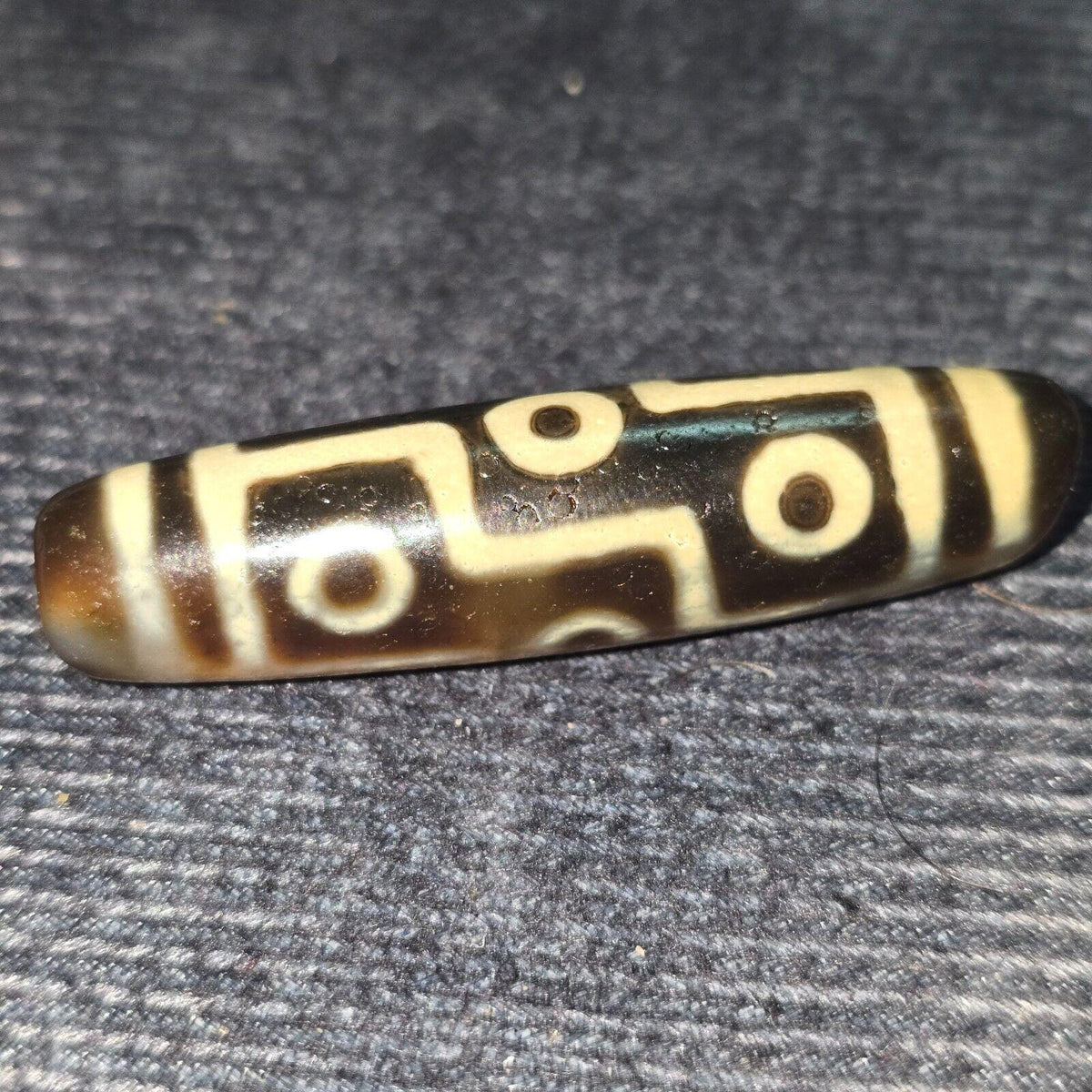 Himalayan indo tibetan 9 falling eyes agate bead unique pattern