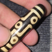 Himalayan indo tibetan 9 falling eyes agate bead unique pattern