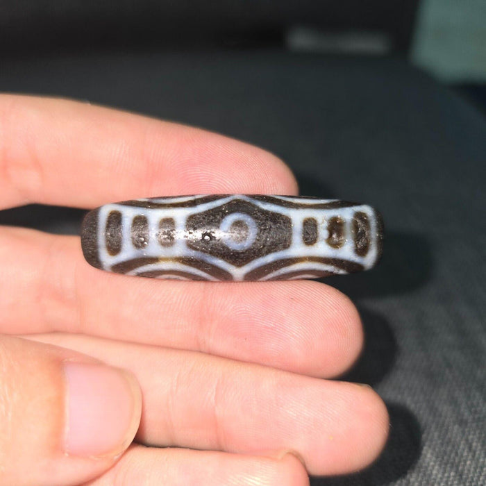 Vintage old himalayan indo tibetan 6 eyes agate bead unique pattern