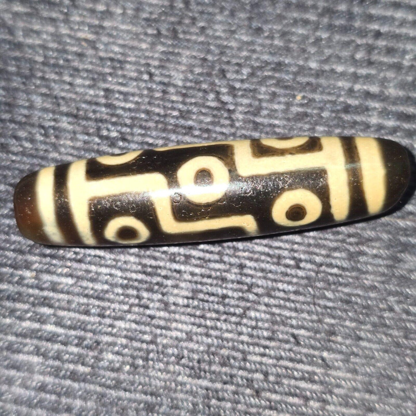 Himalayan indo tibetan 9 falling eyes agate bead unique pattern