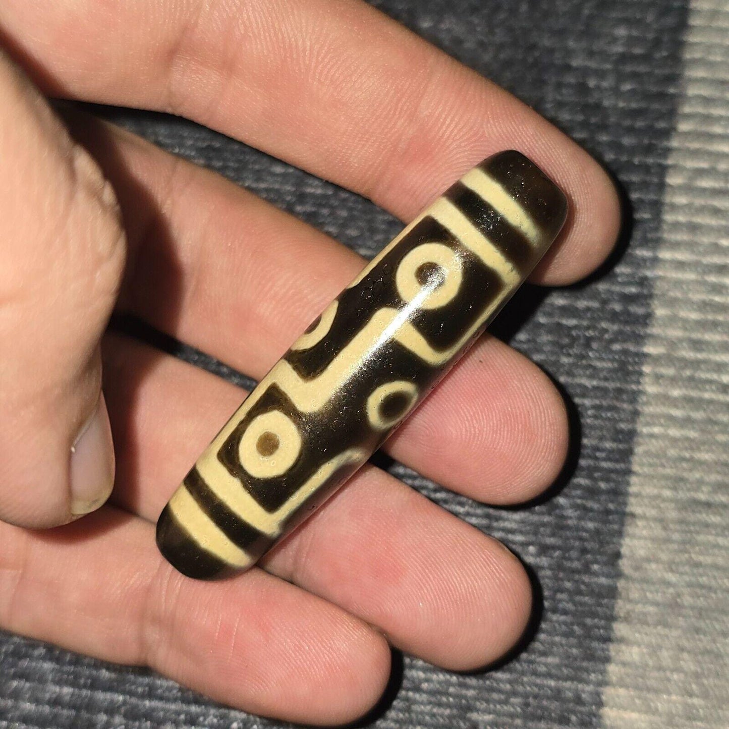 Himalayan indo tibetan 9 falling eyes agate bead unique pattern