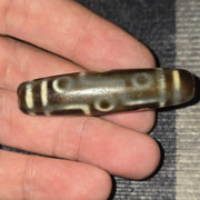 Himalayan indo tibetan 9 falling eyes agate bead unique pattern