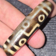 Himalayan indo tibetan 9 falling eyes agate bead unique pattern