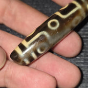 Himalayan indo tibetan 9 falling eyes agate bead unique pattern