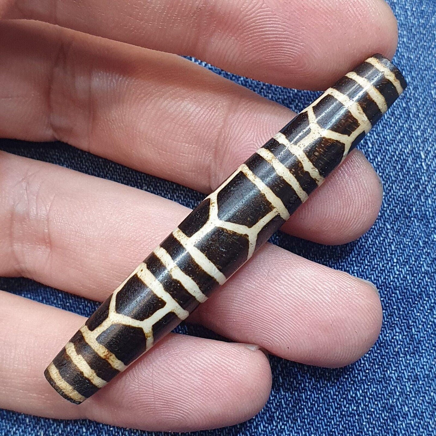 Rare pattern large south asian burmese old black&white pyu pumtek amulet bead