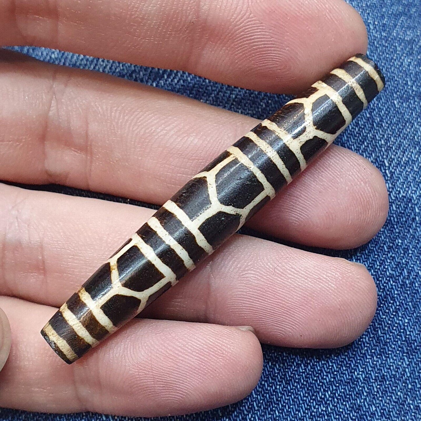 Rare pattern large south asian burmese old black&white pyu pumtek amulet bead