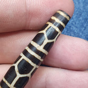 Rare pattern large south asian burmese old black&white pyu pumtek amulet bead