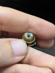 Himalayan tibetan 6 eyes dzi agate bead amulet