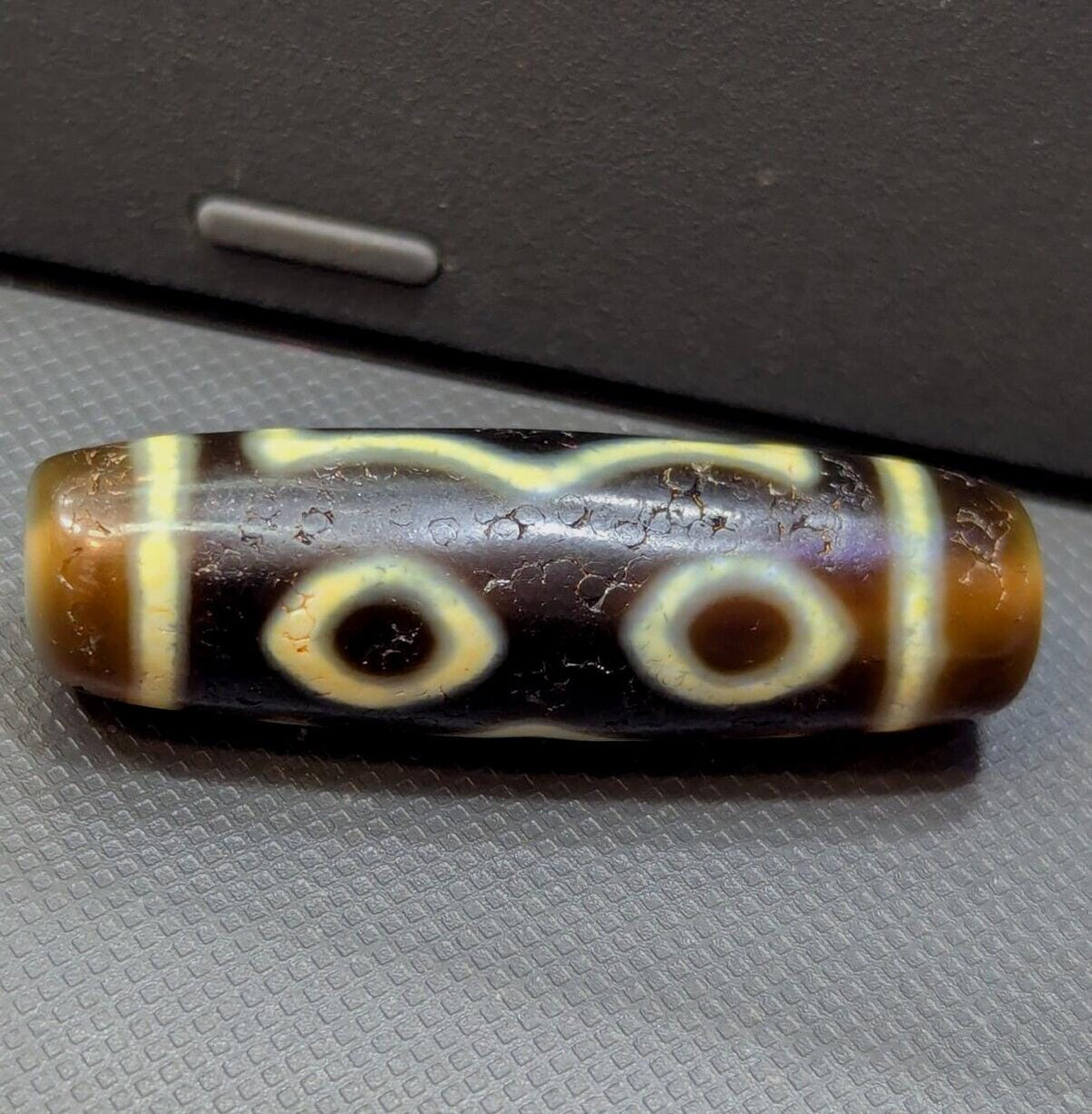 Vintage old himalayan indo tibetan 3 eyes agate bead unique pattern