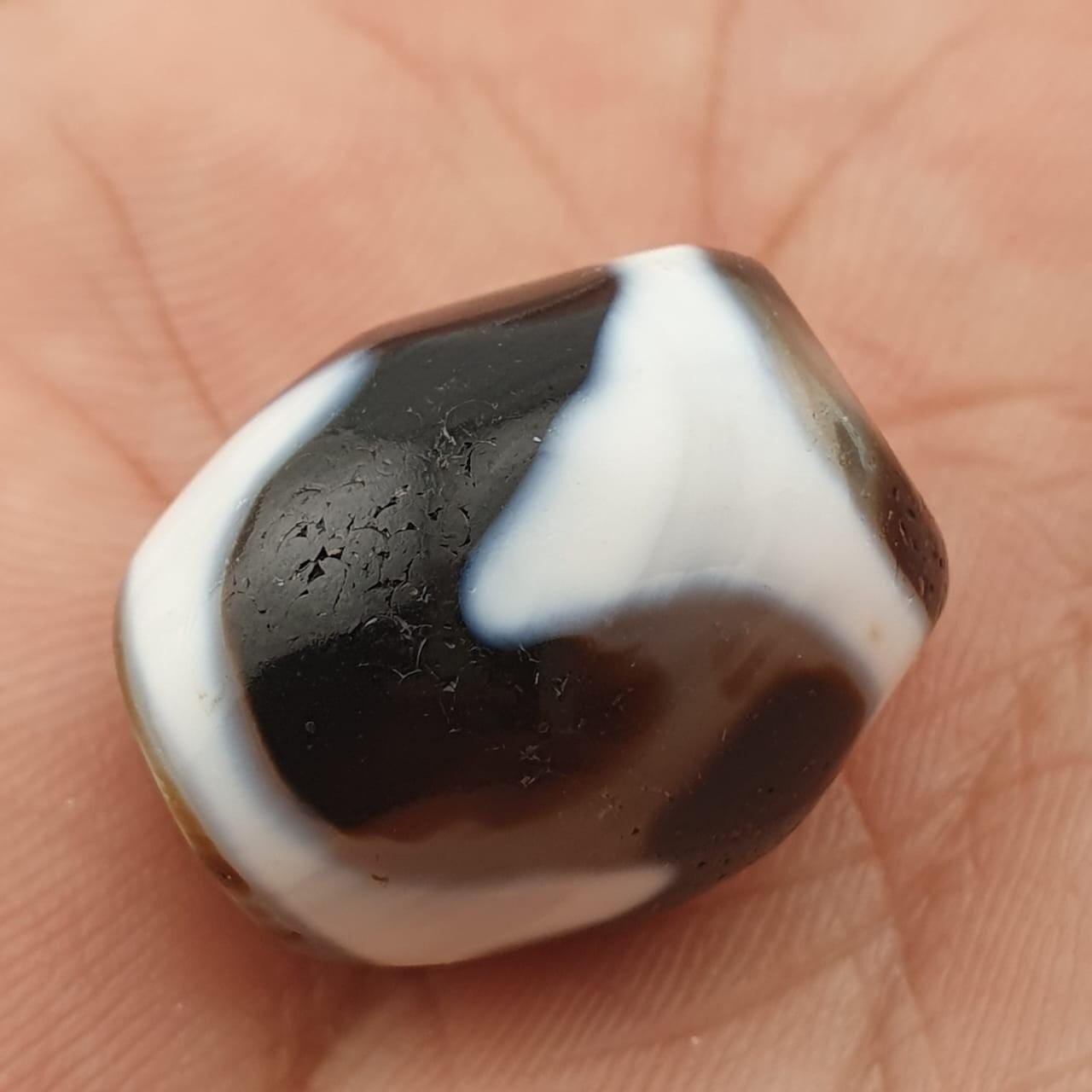 Zig zag unique pattern himalayan tibetan agate dzi bead amulet #28