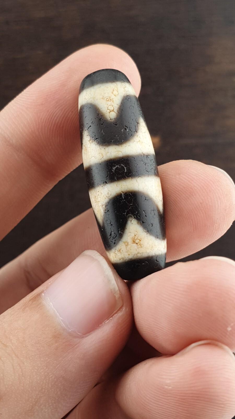 Himalayan tibetan dog tooth pattern agate dzi bead spiritual amulet bead