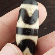 Himalayan tibetan dog tooth pattern agate dzi bead spiritual amulet bead
