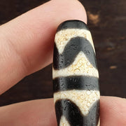 Himalayan tibetan dog tooth pattern agate dzi bead spiritual amulet bead
