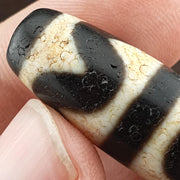 Himalayan tibetan dog tooth pattern agate dzi bead spiritual amulet bead