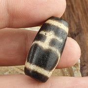 Antique Tibetan Dzi Bead Agate Amulet with Himalayan Treasure Vase Pattern – Spiritual Protection Charm