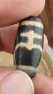 Antique Tibetan Dzi Bead Agate Amulet with Himalayan Treasure Vase Pattern – Spiritual Protection Charm