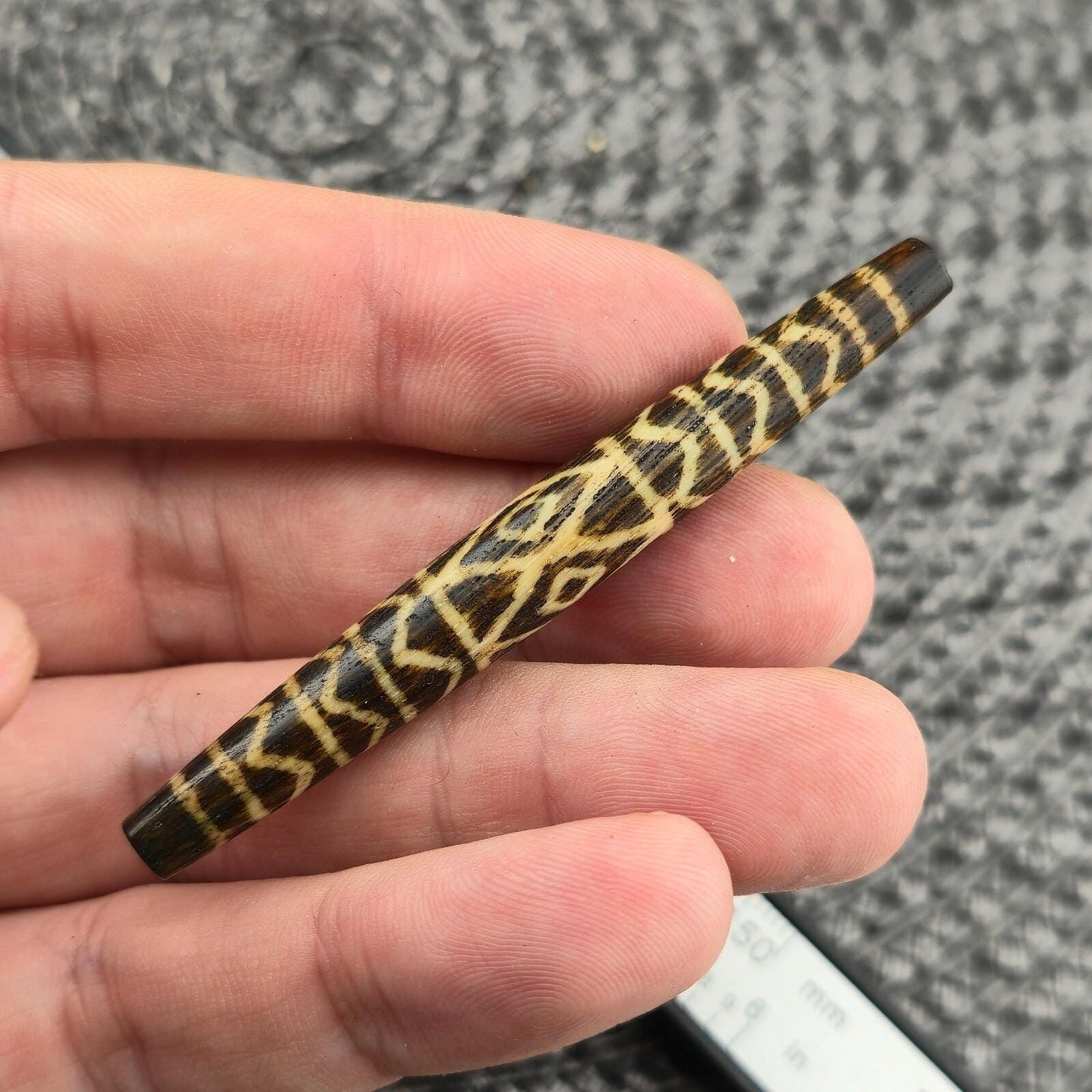 Rare pattern large south asian burmese old palmwood pyu pumtek amulet bead