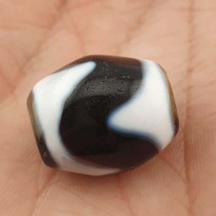 Zig zag unique pattern himalayan tibetan agate dzi bead amulet #28