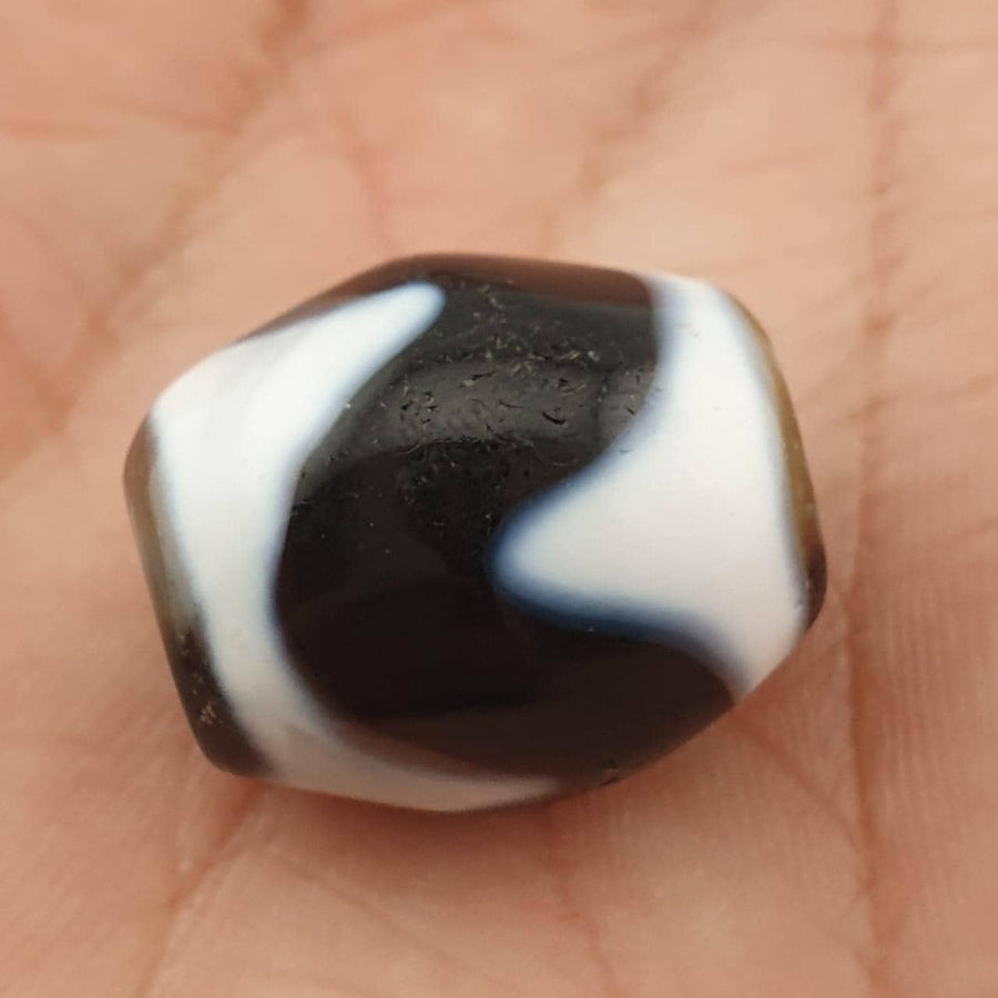 Zig zag unique pattern himalayan tibetan agate dzi bead amulet #28