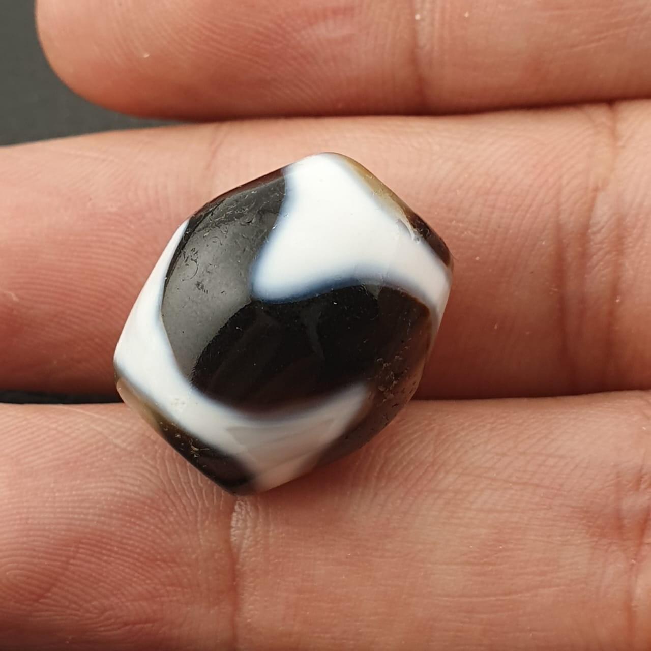 Zig zag unique pattern himalayan tibetan agate dzi bead amulet #28