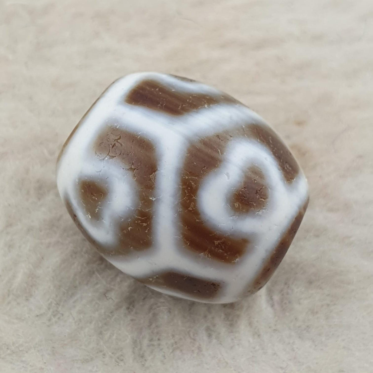 Treasure vase unique pattern himalayan tibetan agate dzi bead amulet