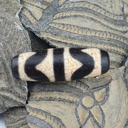 Himalayan tibetan dog tooth pattern agate dzi bead spiritual amulet bead