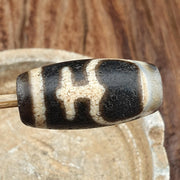 Antique Tibetan Dzi Bead Agate Amulet with Himalayan Treasure Vase Pattern – Spiritual Protection Charm