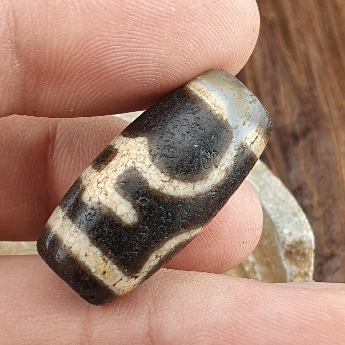 Antique Tibetan Dzi Bead Agate Amulet with Himalayan Treasure Vase Pattern – Spiritual Protection Charm