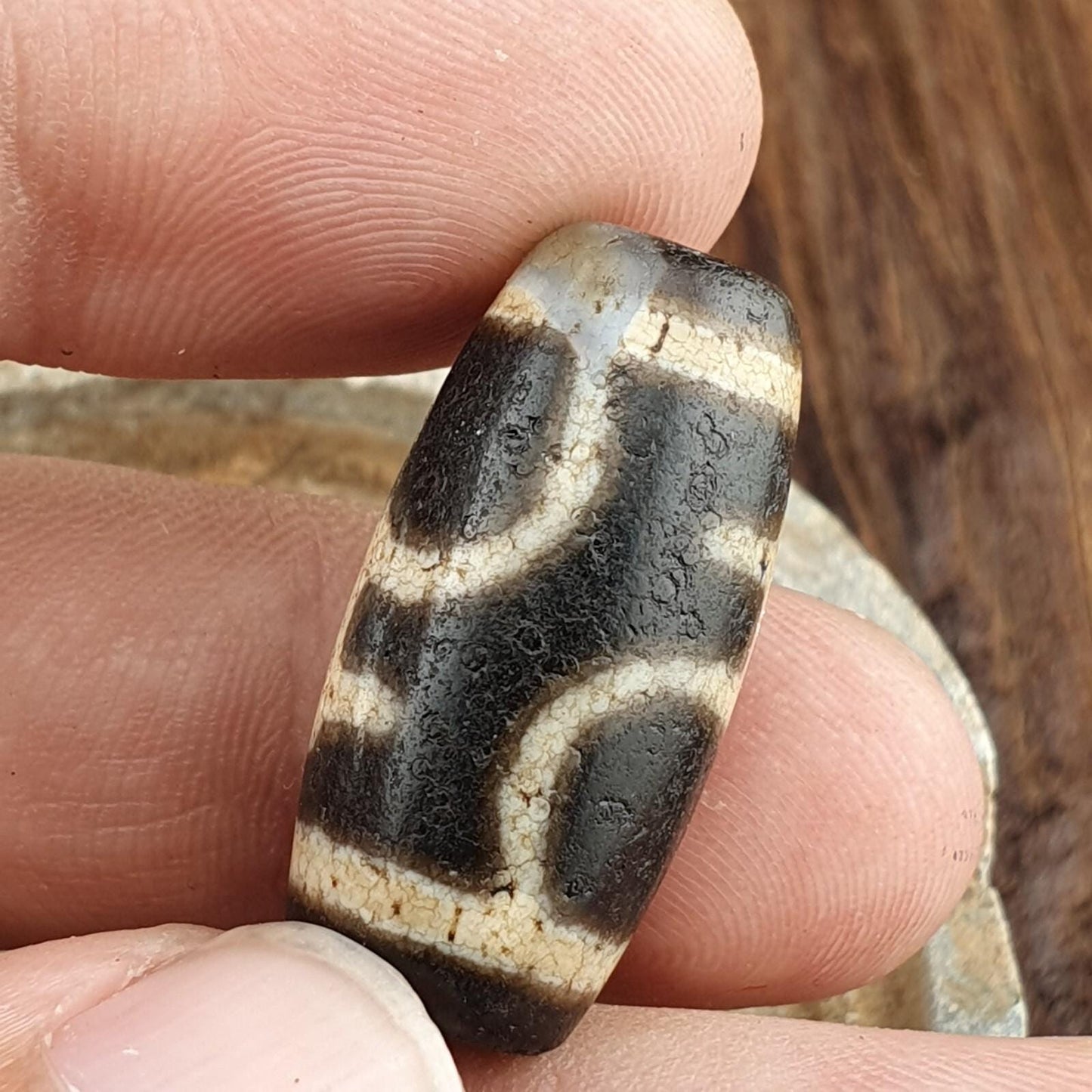 Antique Tibetan Dzi Bead Agate Amulet with Himalayan Treasure Vase Pattern – Spiritual Protection Charm