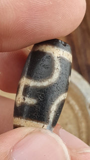 Antique Tibetan Dzi Bead Agate Amulet with Himalayan Treasure Vase Pattern – Spiritual Protection Charm