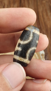 Antique Tibetan Dzi Bead Agate Amulet with Himalayan Treasure Vase Pattern – Spiritual Protection Charm