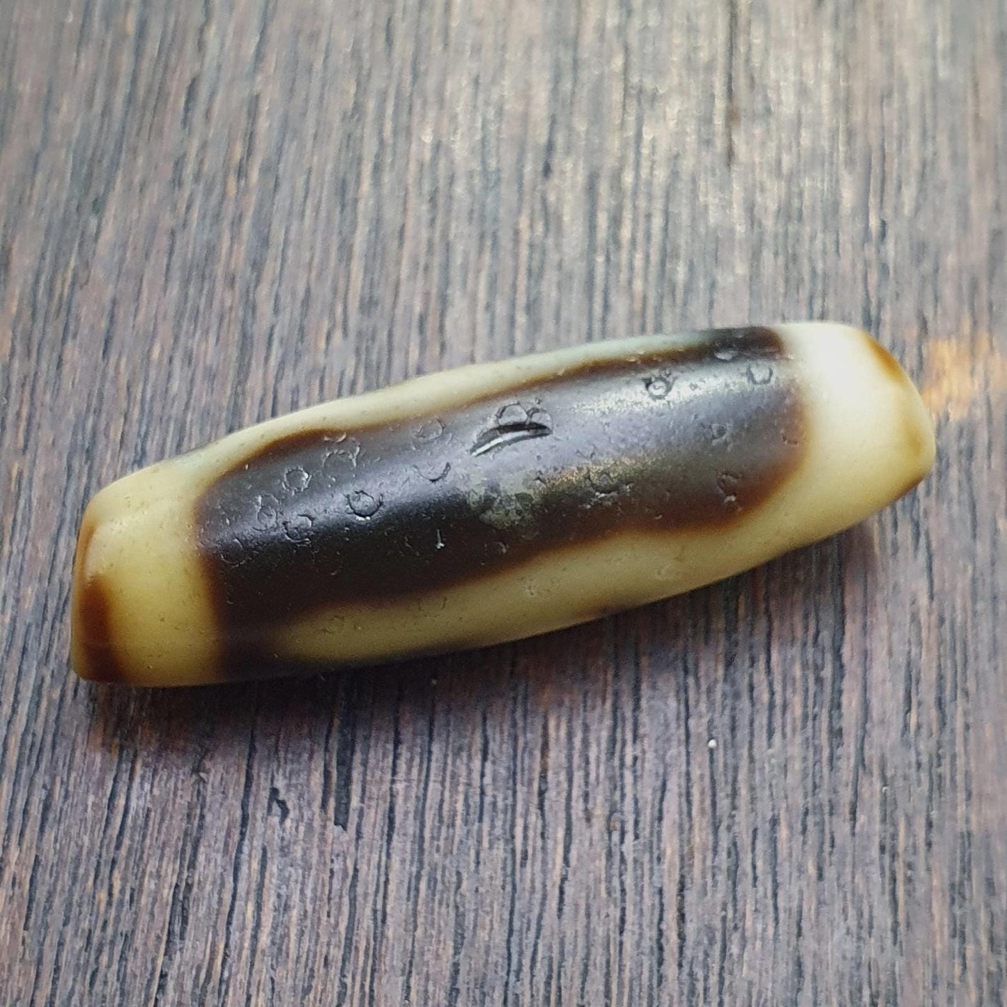 Tibetan dzi bead unique pattern symbols , rare himalayan agate bead