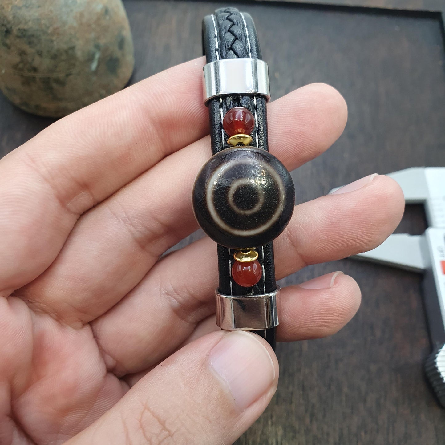 Handcrafted bracelet eye in eye tibetan dzi bead pu leather bracelet