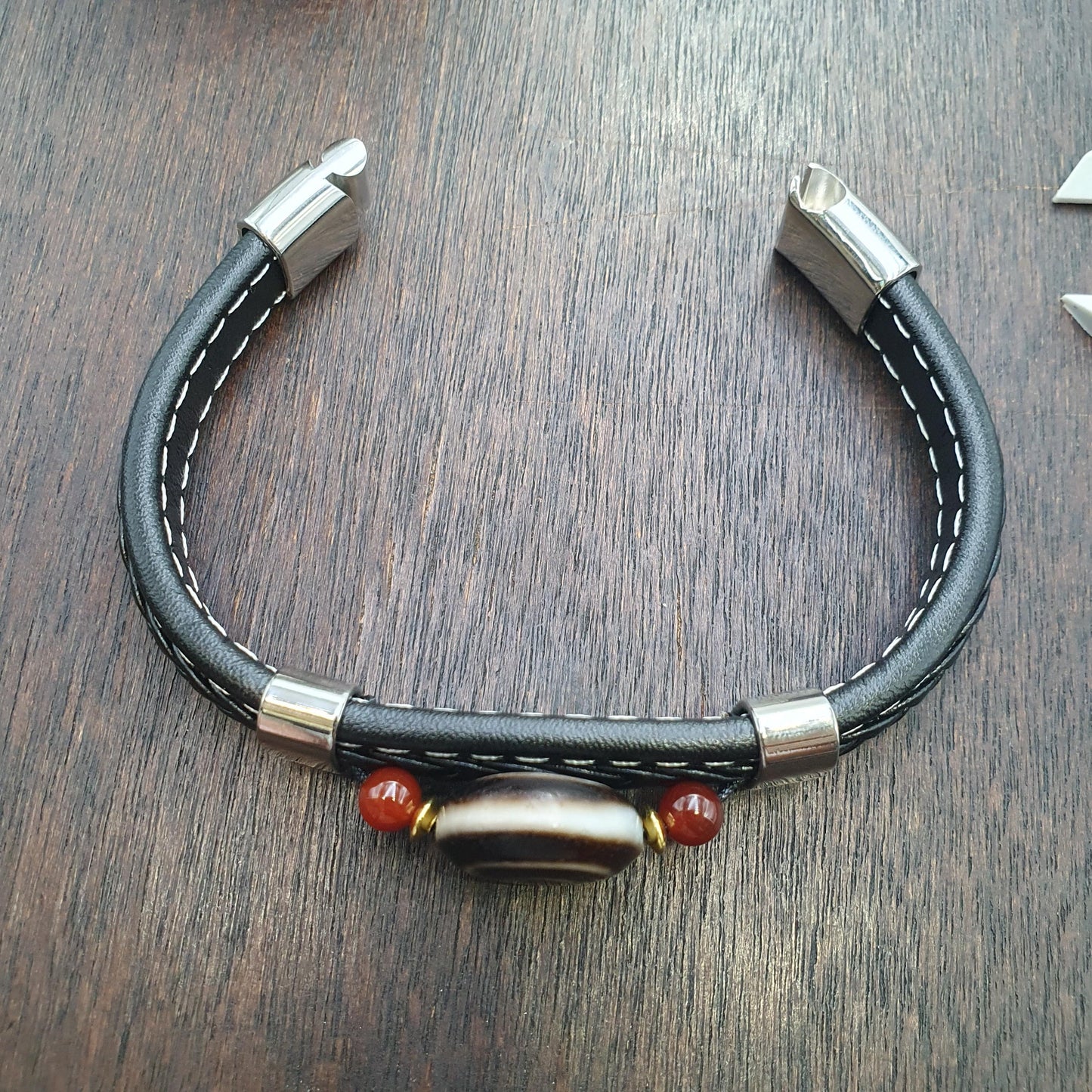Handcrafted bracelet eye in eye tibetan dzi bead pu leather bracelet