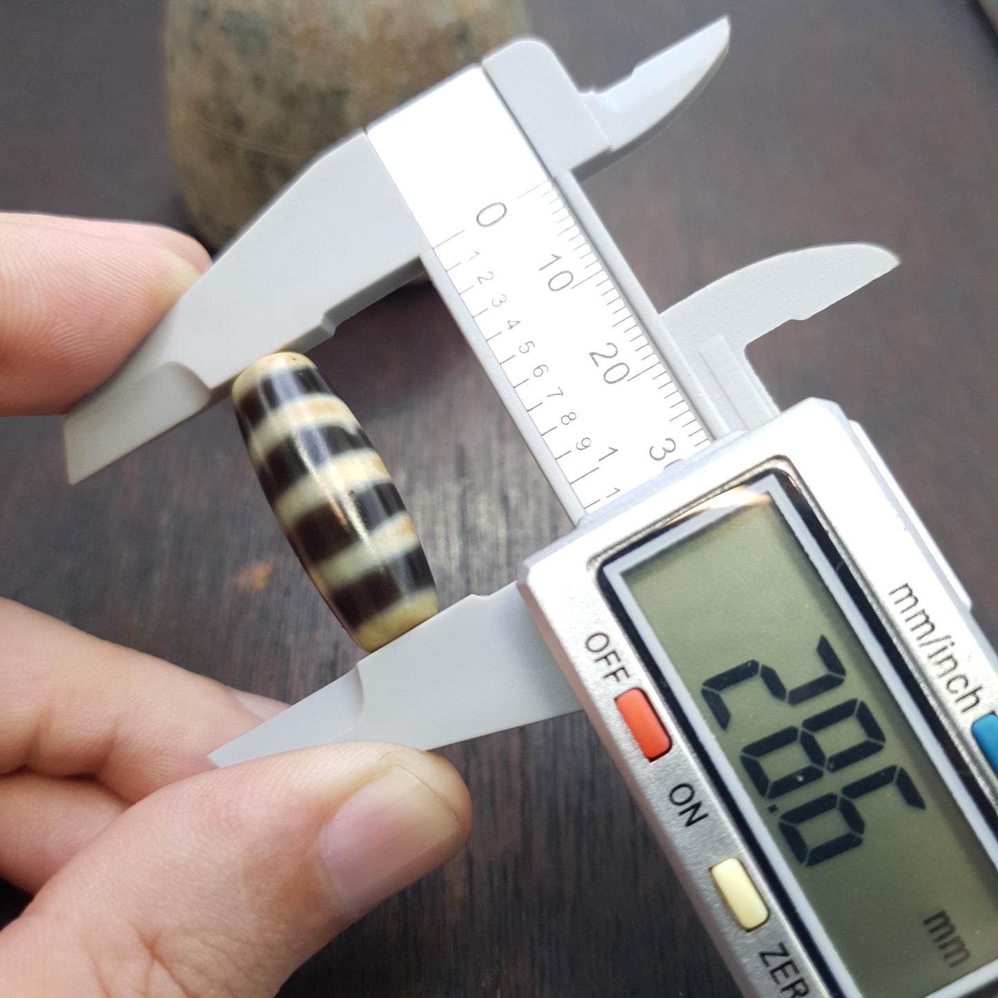 4 lines pattern agate dzi bead: antique himalayan spiritual charm amulet