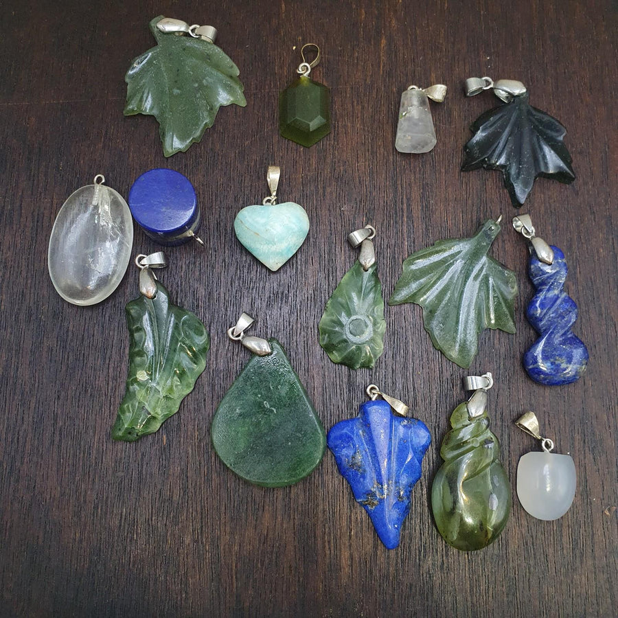 Lot 15 pendants lapis lazuli, jade, jasper, quartz hand carved pendants necklace