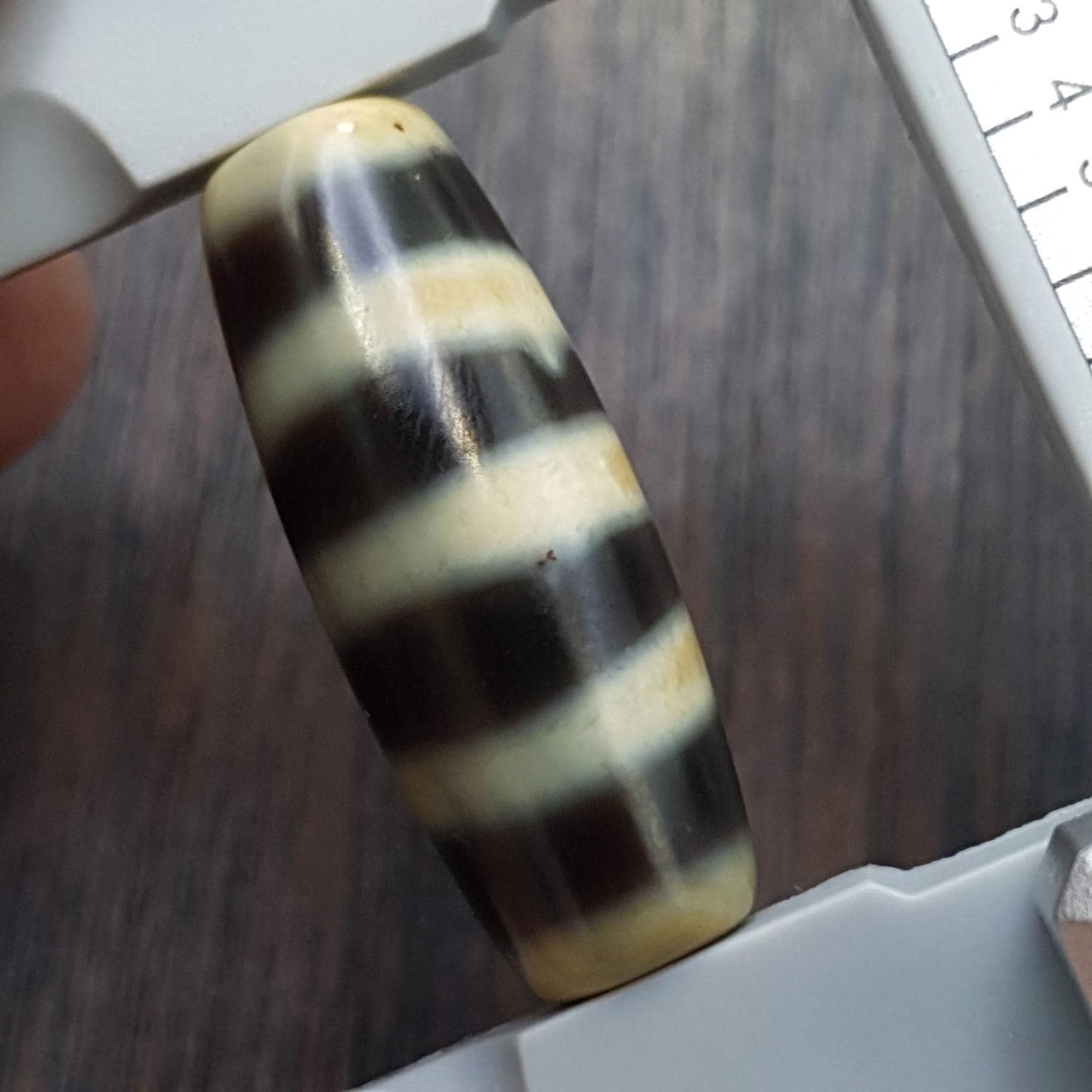 4 lines pattern agate dzi bead: antique himalayan spiritual charm amulet