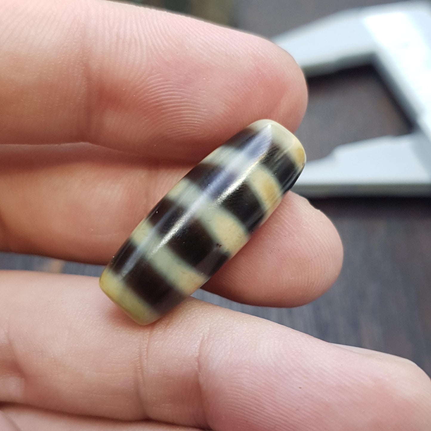 4 lines pattern agate dzi bead: antique himalayan spiritual charm amulet