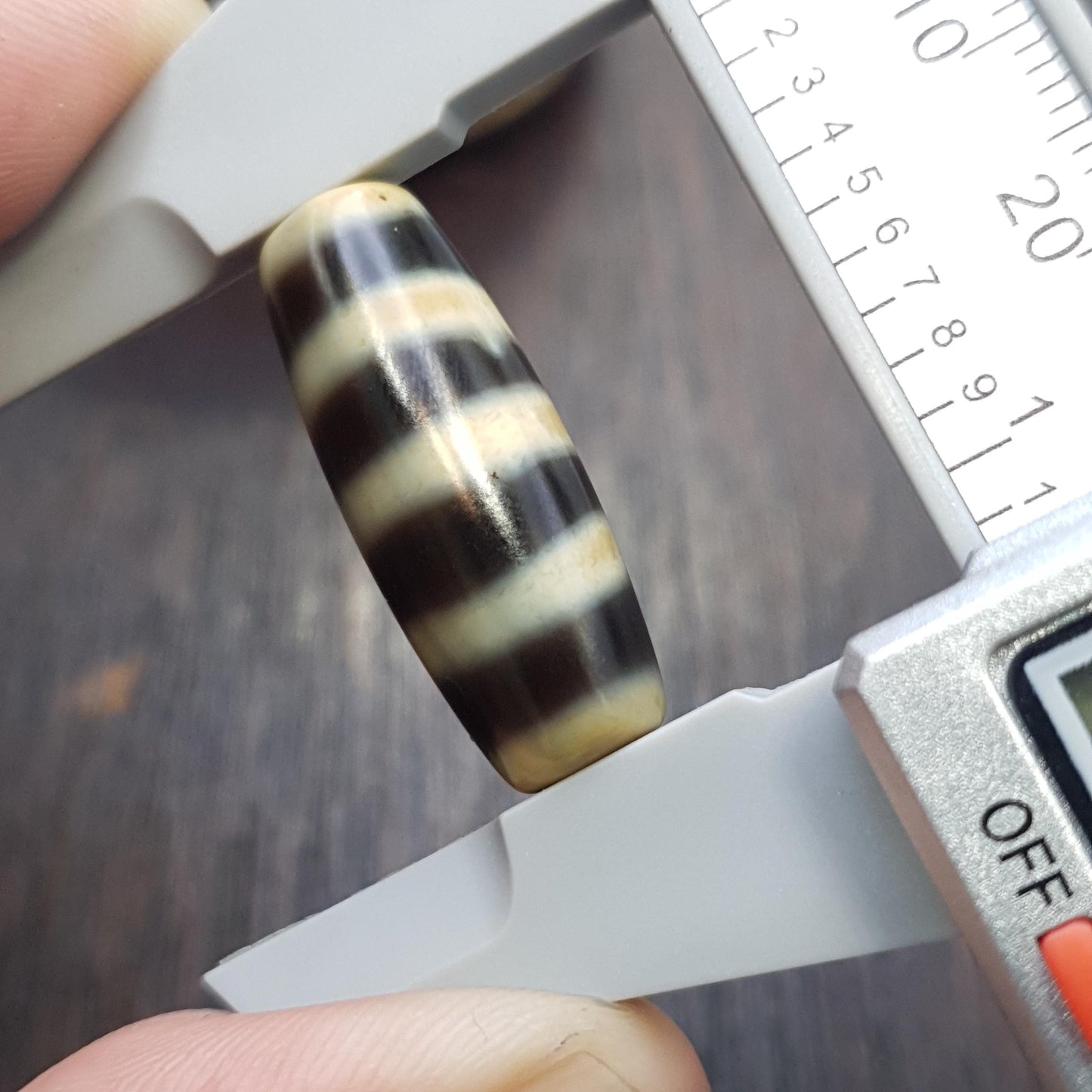 4 lines pattern agate dzi bead: antique himalayan spiritual charm amulet